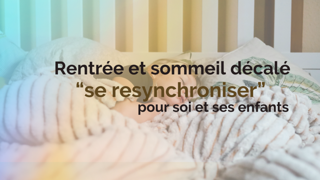 un enfant dort en fond, en avant un texte "rentrée et sommeil décalé, se resynchroniser" pour soi et ses enfants