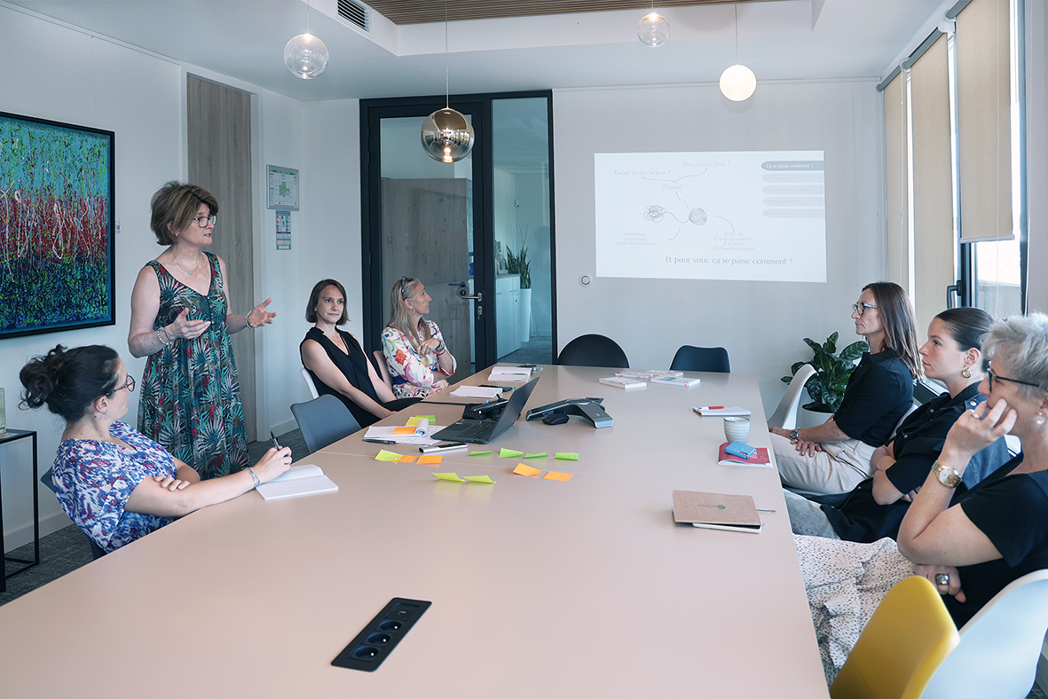 Yannick Bourdarel anime une fomation en entreprise devant un groupe de collaborateurs