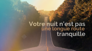 Une route bordée d'arbres monte et descend enchainant les dos d'ânes. Une phrase la nuit n'ets pas une longue reoute tranquille